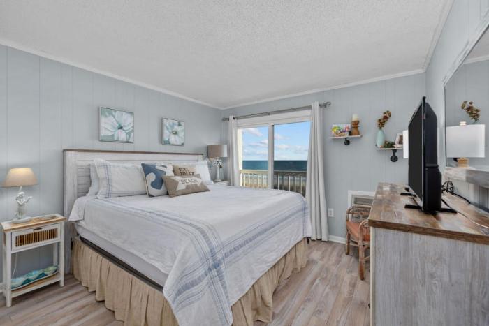 Direct Beach Access. Pets welcome. Oceanfront Condo with Pool - Stunning Views