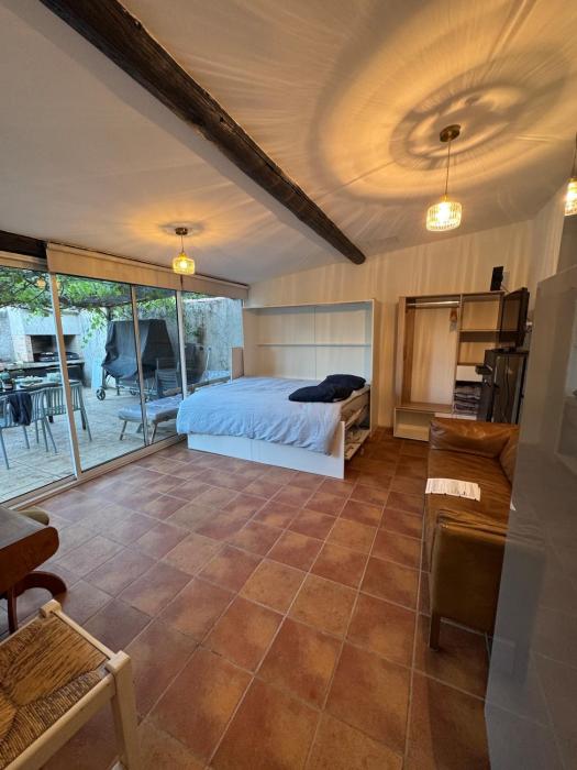 Studio with pool and quiet, non-shared garden, 1 lit double