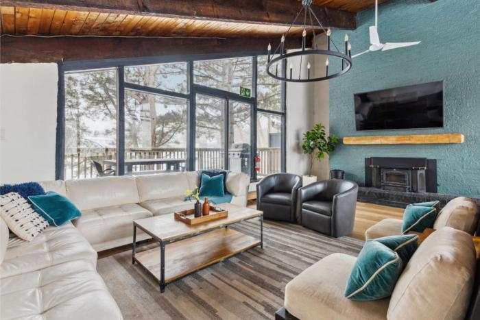 8 Bedroom Blue Mountain Chalet with Ping-Pong - 218 Arlberg