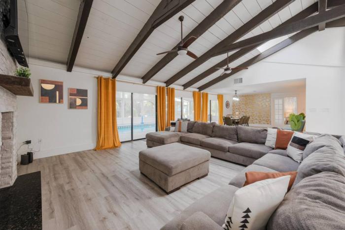 Entire Home with Pool, Ping Pong Table and Arcade games