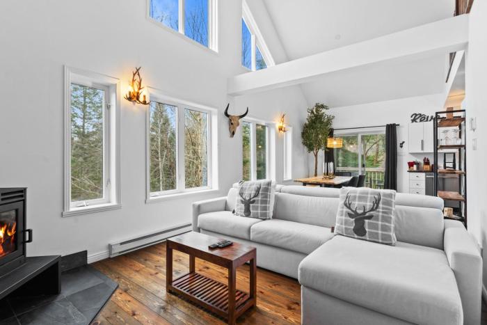 4BR Retreat with Jacuzzi and Mont-Tremblant View