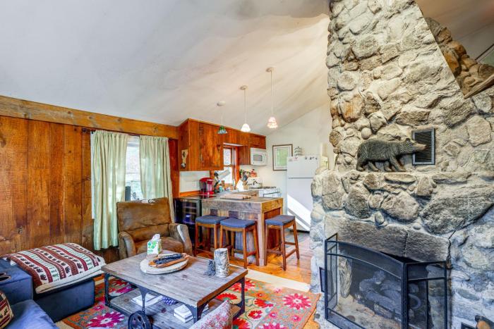 4 Mi to Stratton Mountain Resort! Cabin with Hot Tub