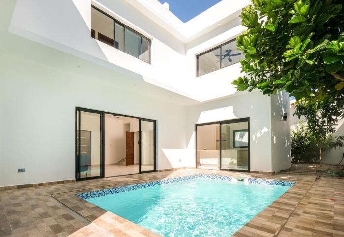 Steps to Ballenas beach, very private pool