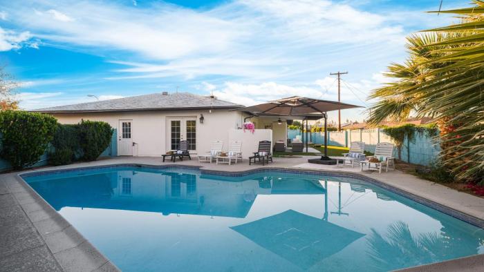 Scottsdale Retreat w Private Pool Outdoor Dining Close to Old Town Fun Casa Cambridge by AvantStay