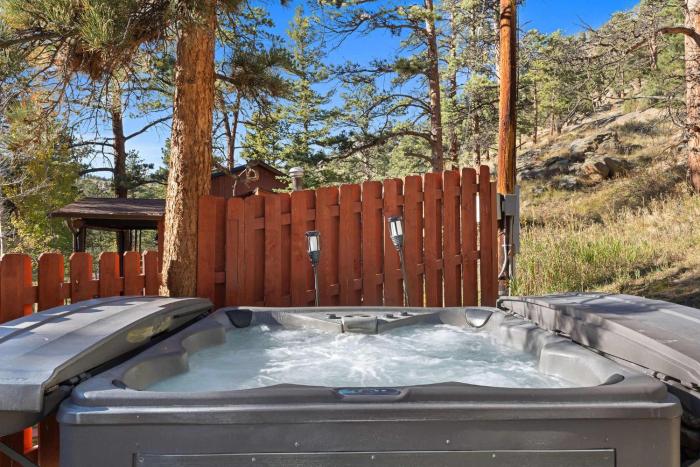 Cabin 6- Private Hot Tub 5 Min to RMNP