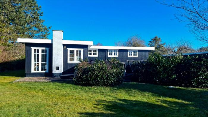 Authentic 1950S Wooden House By Two Beaches