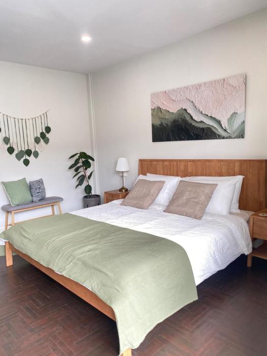 Baan Tonson - Central Nakhon Pathom 2BR Townhouse with AC & Kitchen