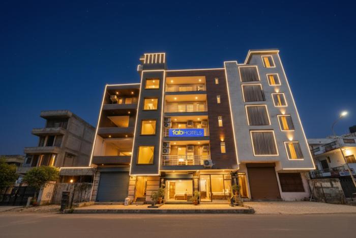 Fabhotel Sparkling - Nr Yashobhoomi Convention Centre