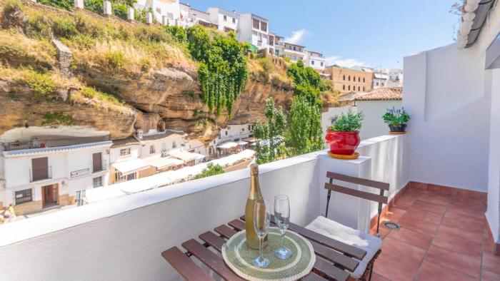 Bajo la Roca Setenil de las Bodegas by Ruralidays