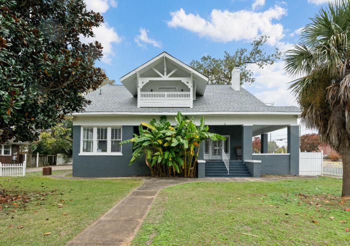 Spacious Homey Stay with Games, Gym, Near Downtown