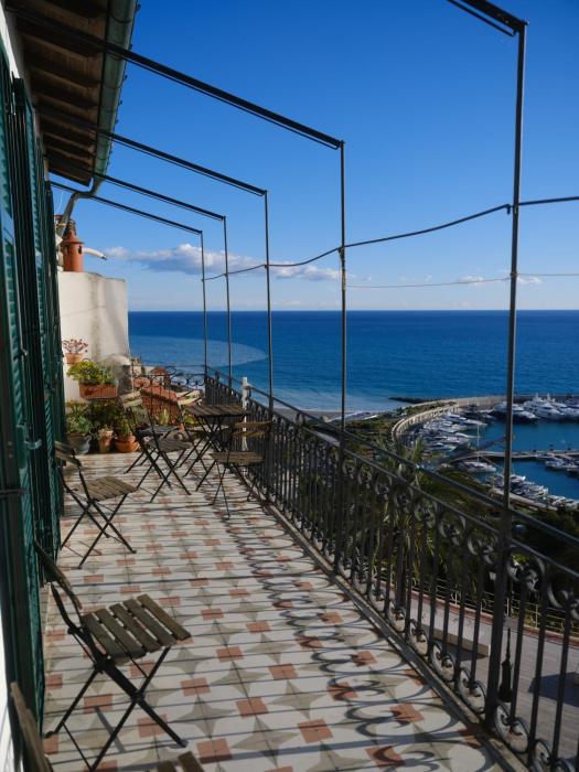 Beautiful old town Apartment with panoramic Sea views