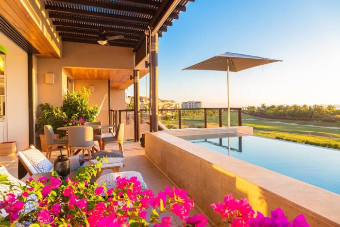 Lux 3 Bed condo with Ocean View Pool Houskeeping