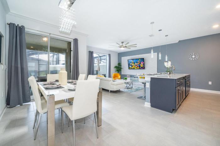 2472PB TOWNHOUSE 4 BEDROOMS & 3 BATHROOMS + POOL