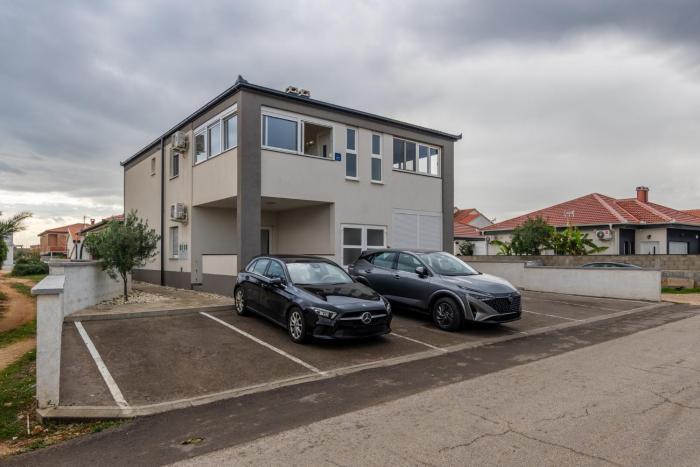 Apartments with parking space Vir - 25015