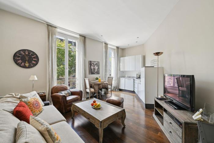 Champs-Élysées & Arc de Triomphe - Paris Vacation Rentals
