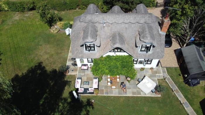 Beautiful Thatched Cottage Windsor Ascot Bracknell