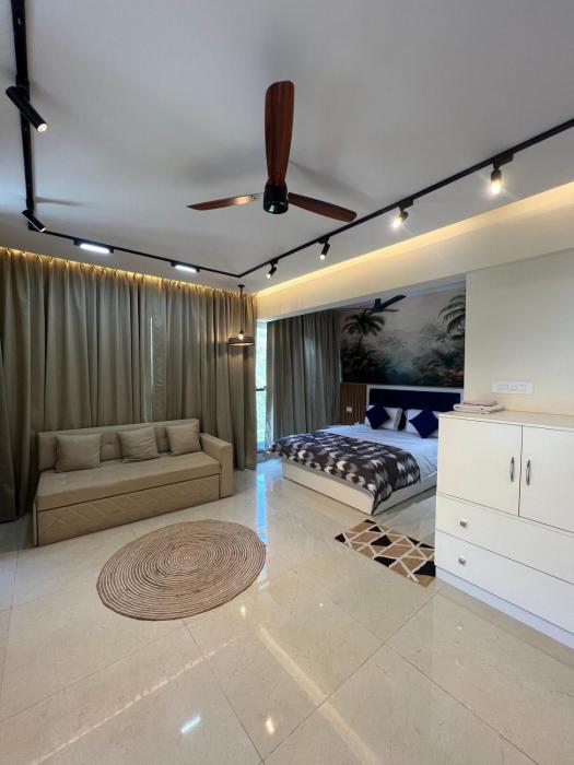 Saanjh Hill-View Getaway with Private Balcony