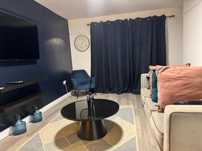 Corporate 3 bedroom home with free parking sleeps 7