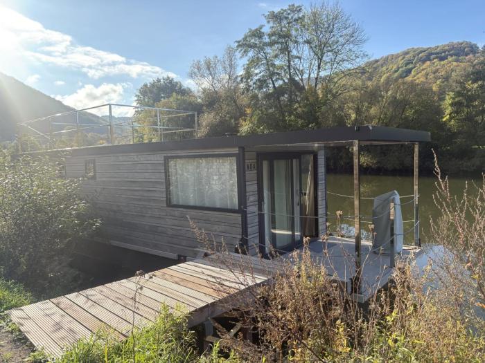 Luxurious houseboat for up to 4 people