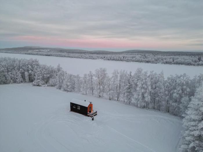 Cottage on the banks of the Ounasjoki River