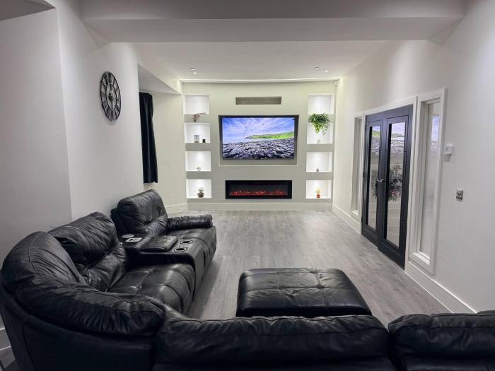 Luxury home 5 bedroom 3 bathroom games room parking