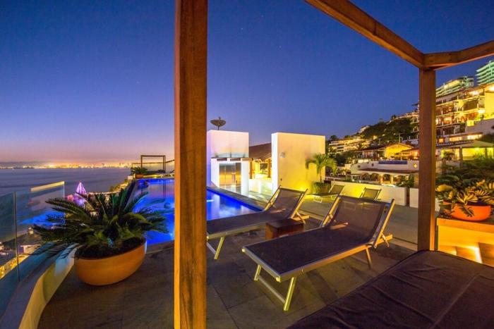 New Ocean view Condo-Romantic zone-Steps to beach