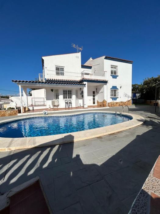 Villa FAMARA CASA EN MALAGA CERCA DE PLAYA Y AEROPUERTO HASTA 10 PERSONAS CON PISCINA PRIVADA