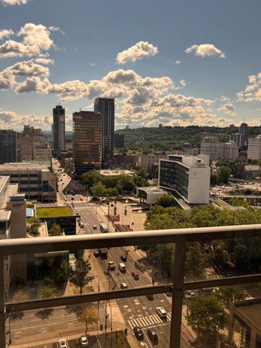 One-Bedroom Apartment with Den With Amazing Views of Hamilton