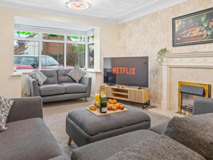 Stunning 5 Bed Sleeps 8 Private Parking