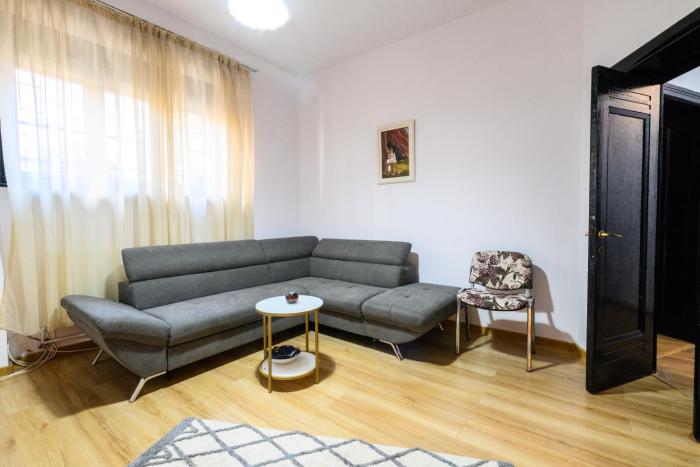 Urban Retreat - 2BR Flat Steps from Old Town