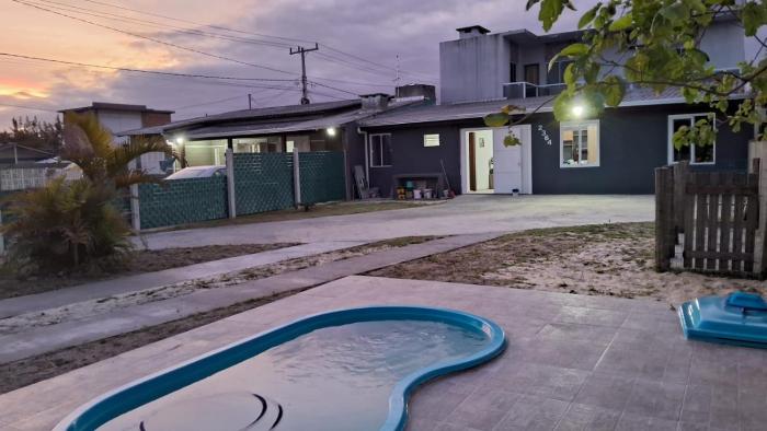 Casa com piscina e pátio grande