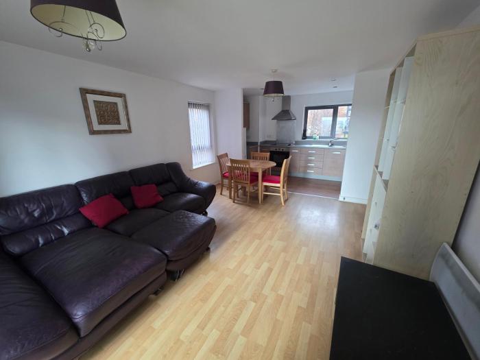 2 bedroom flat with free parking