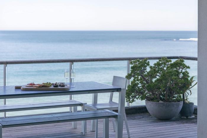 ON THE Rocks - Yambas Ultimate Absolute Beachdirft Residence