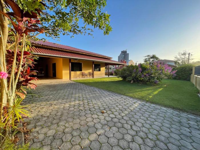 Casa na praia do Quilombo em Penha a 200 metros do mar