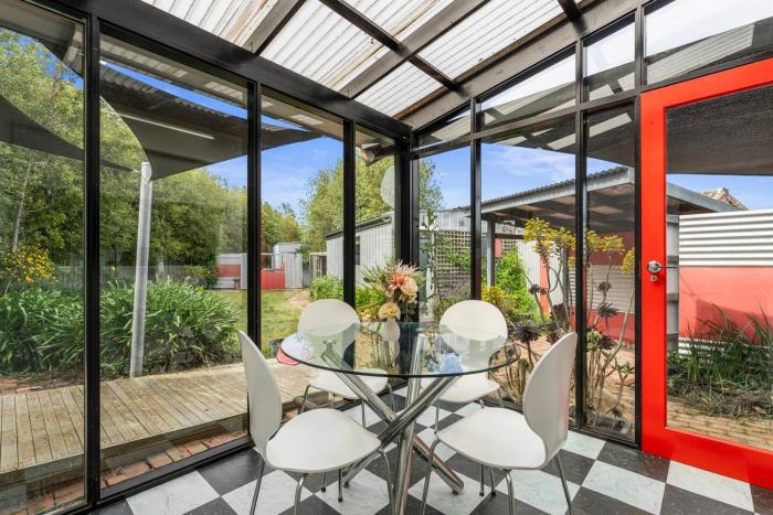 Greenview Bungalow - Sunlit Stay near Sovereign Hill