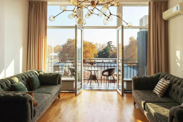 Stylish & Authentic 2BR Retreat in Central Tbilisi - Wehost