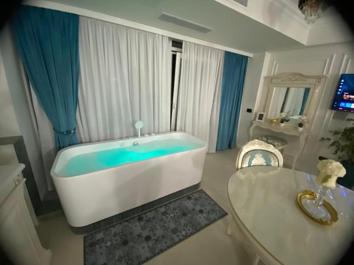Studio Luxury by White TitanicBreeze