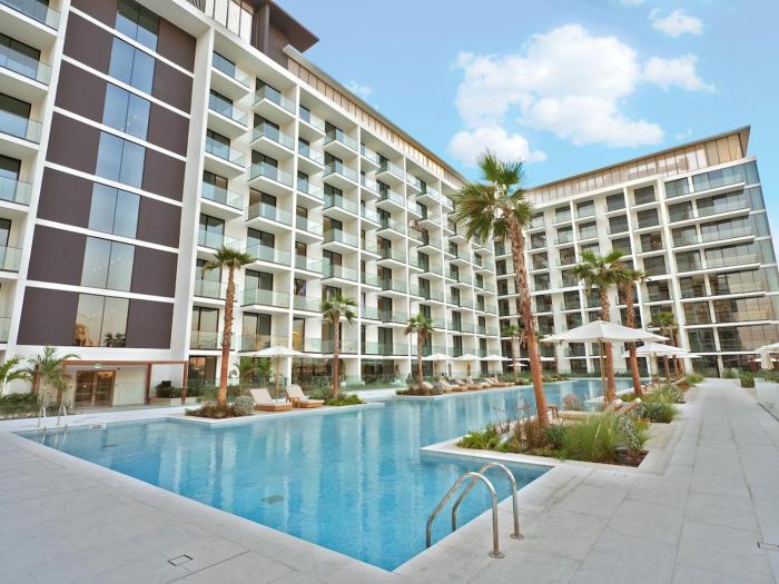 Bright Apartment in JVC with Pool