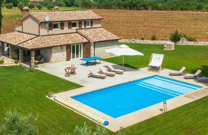 Spacious country villa with private pool