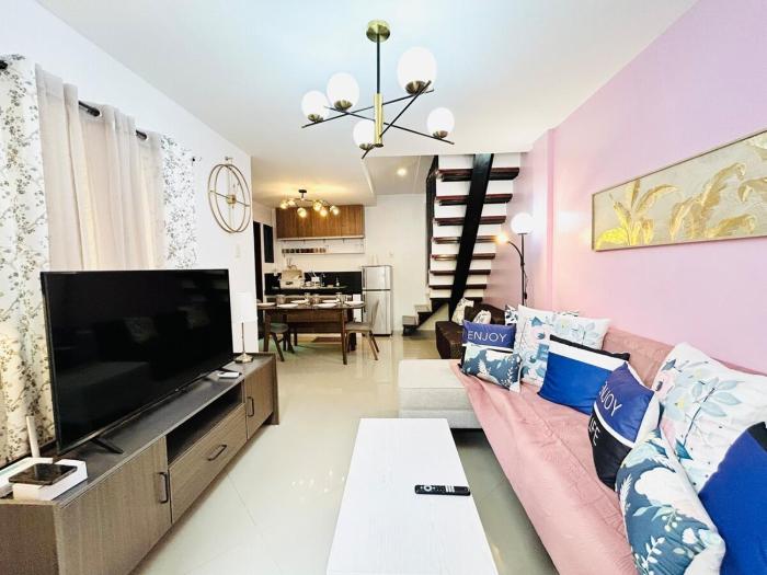 Yellow Townhouse near IT Park with WiFi and Washer