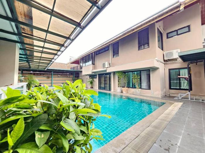 Baan Tanwa - MRT Ratchadapisek Exit 1 or 2