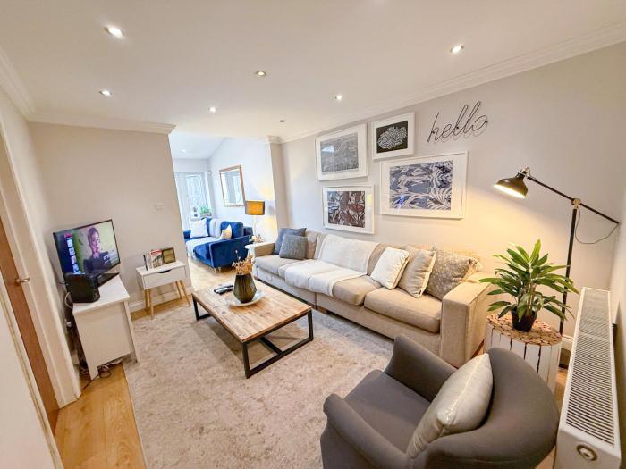Promo Rate - 4BDR flat in Kilburn with Garden near West Hampstead, Queens Park, Abbey Road by NourNest Apartments
