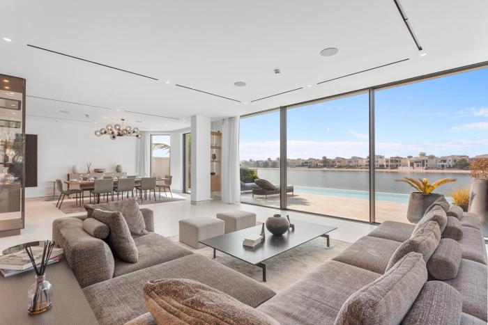 Premium 4 BR Villa in Palm Jumeirah with Private Pool