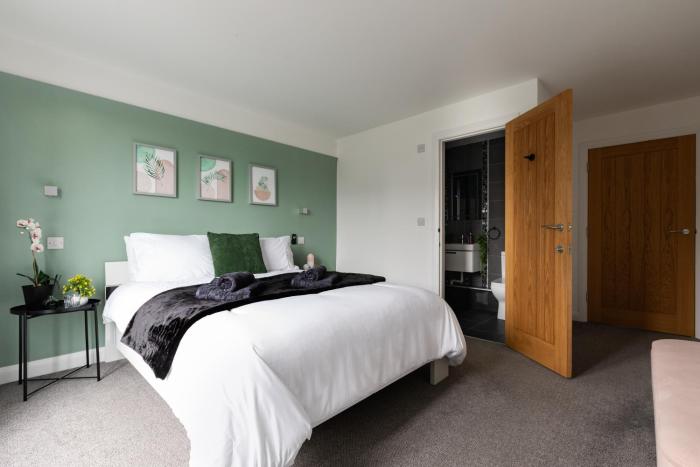 Spacious 4 Bed 3 Bath with Parking in Worthing