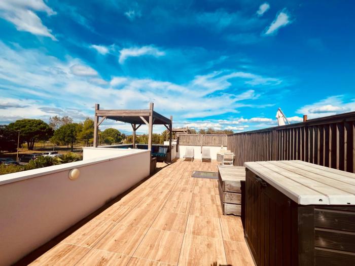 AGENCE JF IMMO -Belle villa climatisee 6 pers proche plage solarium piscine collective- V0755