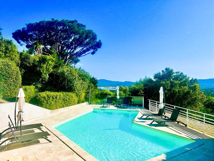 GRICARD Villa T5 avec piscine vue panoramique sur les collines de Grimaud et aperçu mer