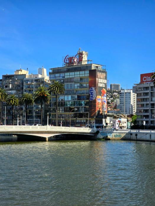 Departamento primera línea frente al casino.