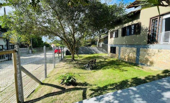 CASA NO CENTRO DE BOMBINHAS COM PISCINA E QUINTAL PRIVATIVO com vista para mata