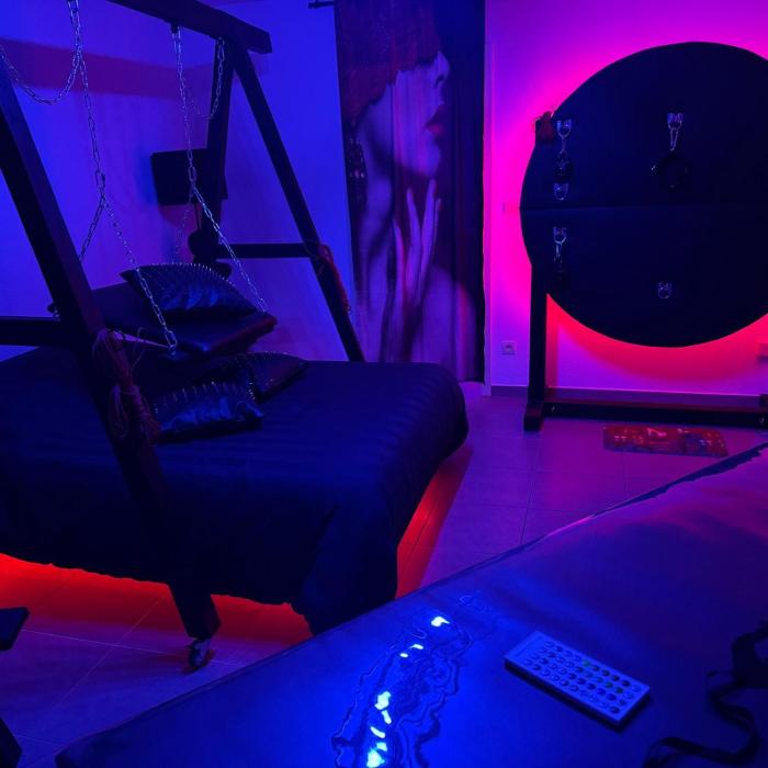 LAtelier KUROI - Love Room BDSM - Balançoire, Banc de fessée, Cage, Croix, Tantra