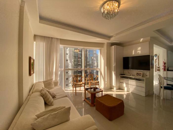 Apartamento com 03 suítes na meia praia